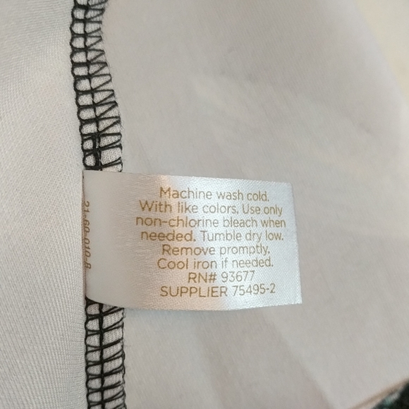 Decree hibiscus floral cut out crop top NWT Jrs + - Picture 6 of 6